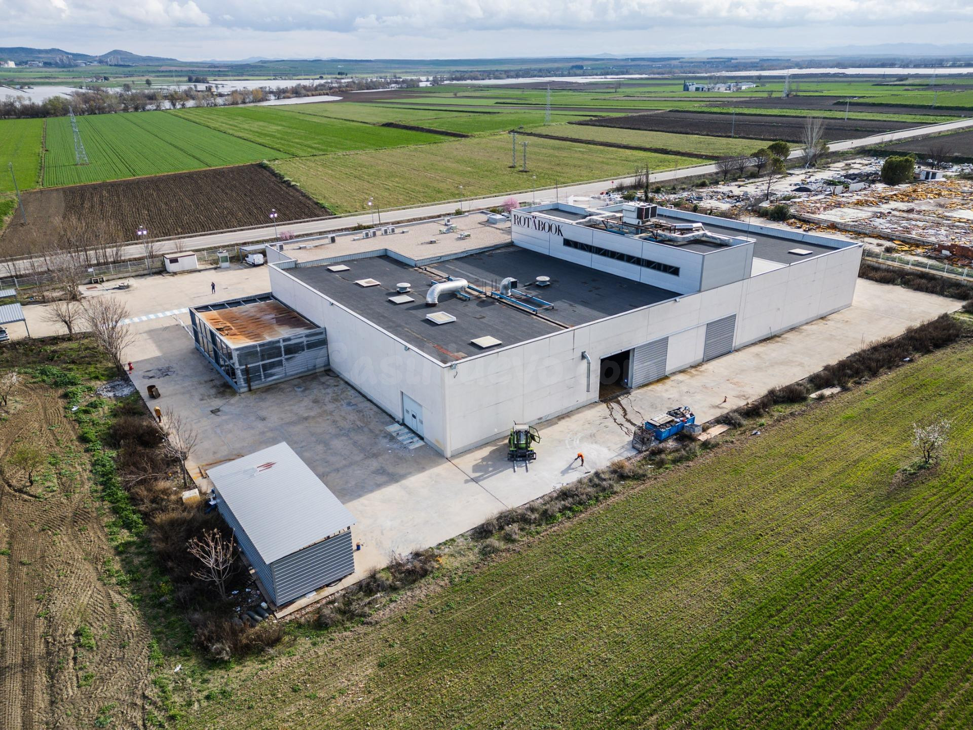 ^**^NAVE INDUSTRIAL CON PARCELA DE 30.000M2 A 45 MINUTOS DE  - foto 2