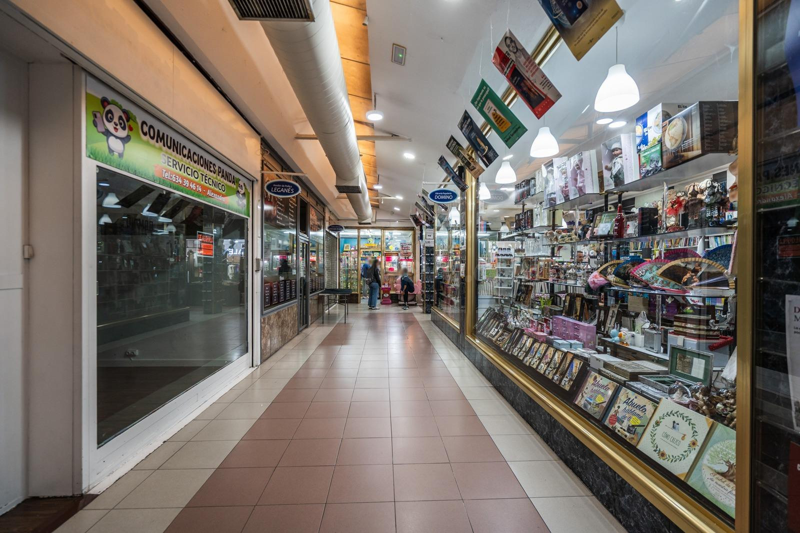 LOCAL COMERCIAL EN GALERÍA COMERCIAL DE PLAZA ESPAÑA – LEGAN - foto 2