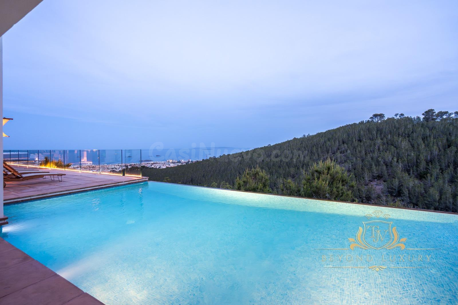 ^**^THE WHITE MIRAGE – UNA VILLA DE ENSUEÑO EN IBIZA^**^  The White Mirage no es solo una propiedad, es una experiencia. Esta impresionante villa, con más de 800 m2 construidos y situada sobre un