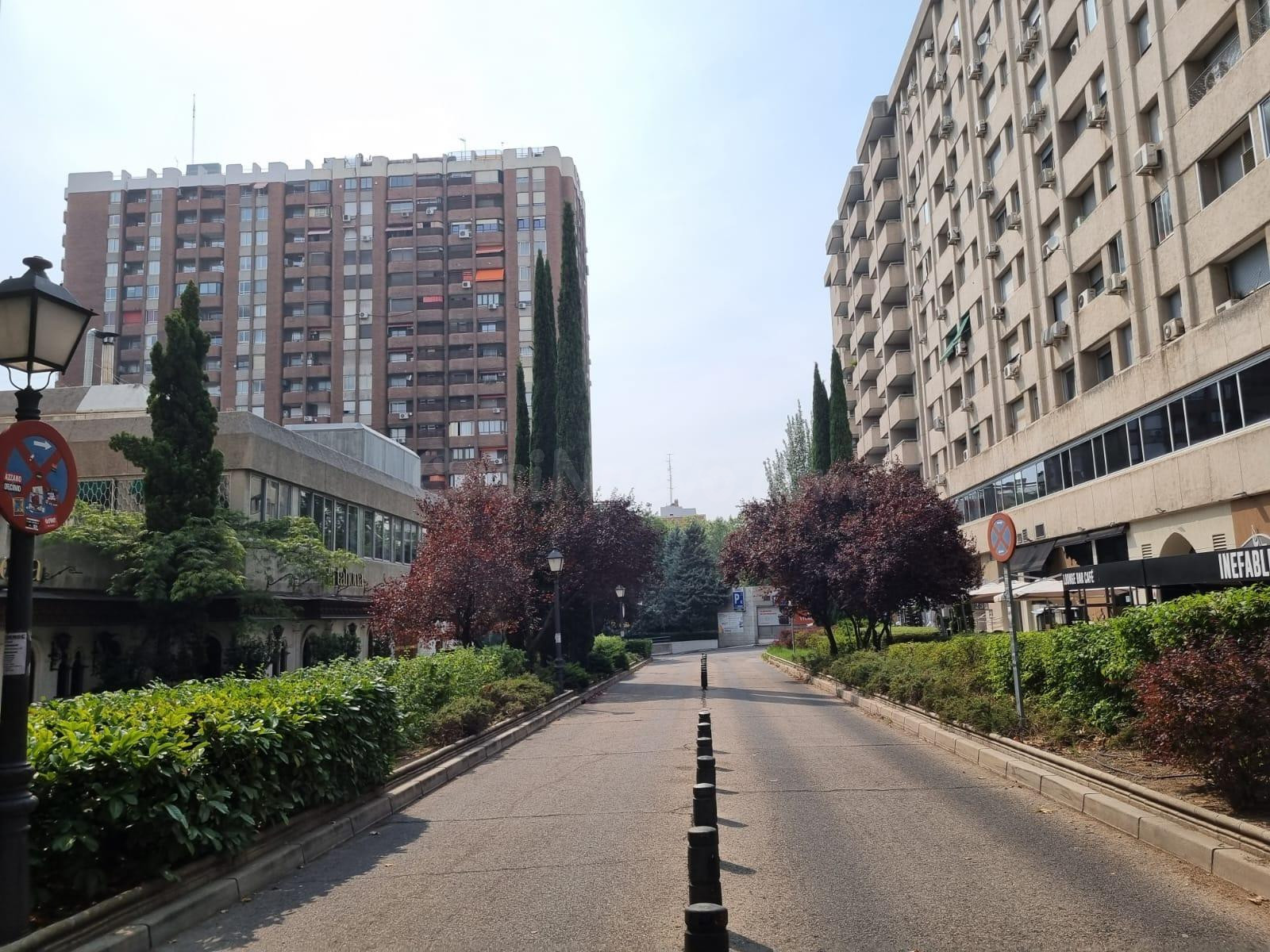 Plaza para coche grande