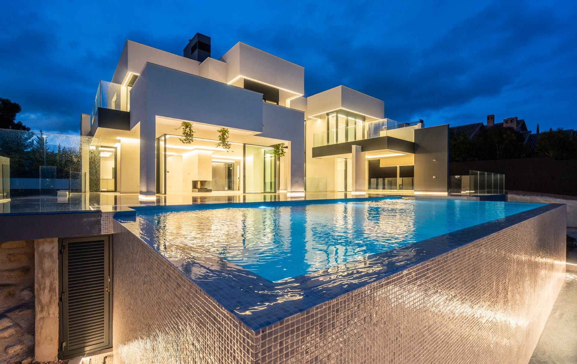 ^**^MAGNÍFICO CHALET INDEPENDIENTE DE LUJO EN LA ZONA MÁS EXCLUSIVA DE LAS ROZAS – CLUB DE GOLF^**^  Exclusiva vivienda de lujo totalmente a estrenar, situada en una de las zonas más prestigiosas