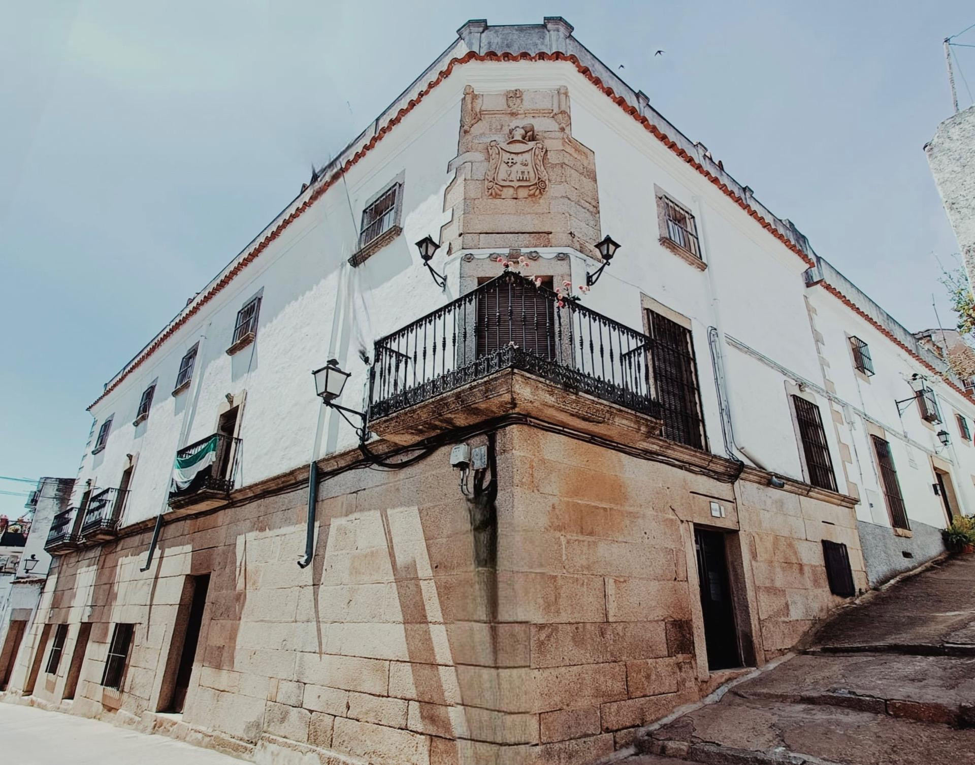 🌟 GRAN OPORTUNIDAD – EDIFICIO ÚNICO Y SINGULAR DEL SIGLO XIX: Vive y Emprende en el Corazón de Extremadura - Ideal como vivienda y negocio rural 🌟