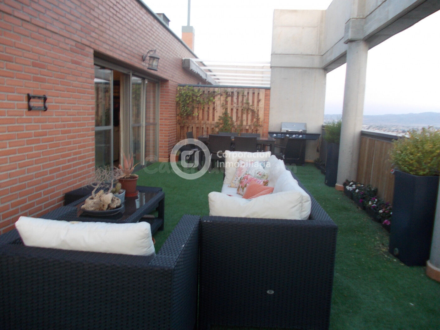 Ático con cuatro dormitorios, garaje y terraza de 150m2 en zona Fuerzas Armadas