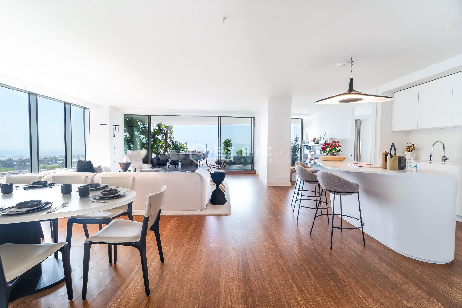 Vivir el Mar desde las Alturas: Exclusiva Residencia con Terraza Panorámica en Torre Antares