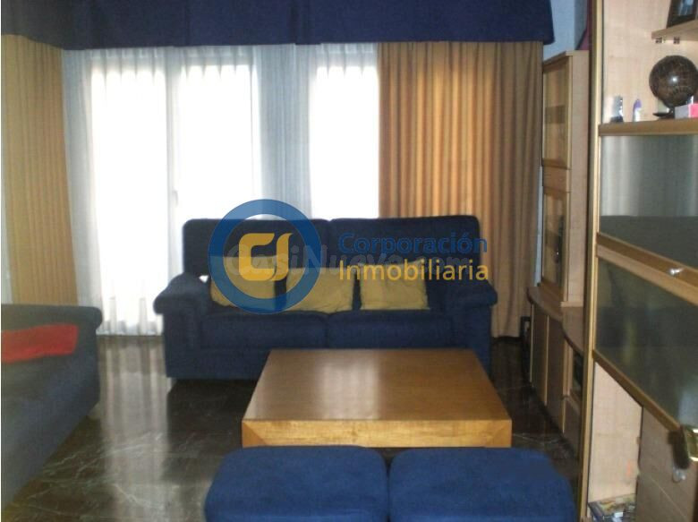 Piso con tres dormitorios y garaje en Avenida Juan Carlos I - foto 3