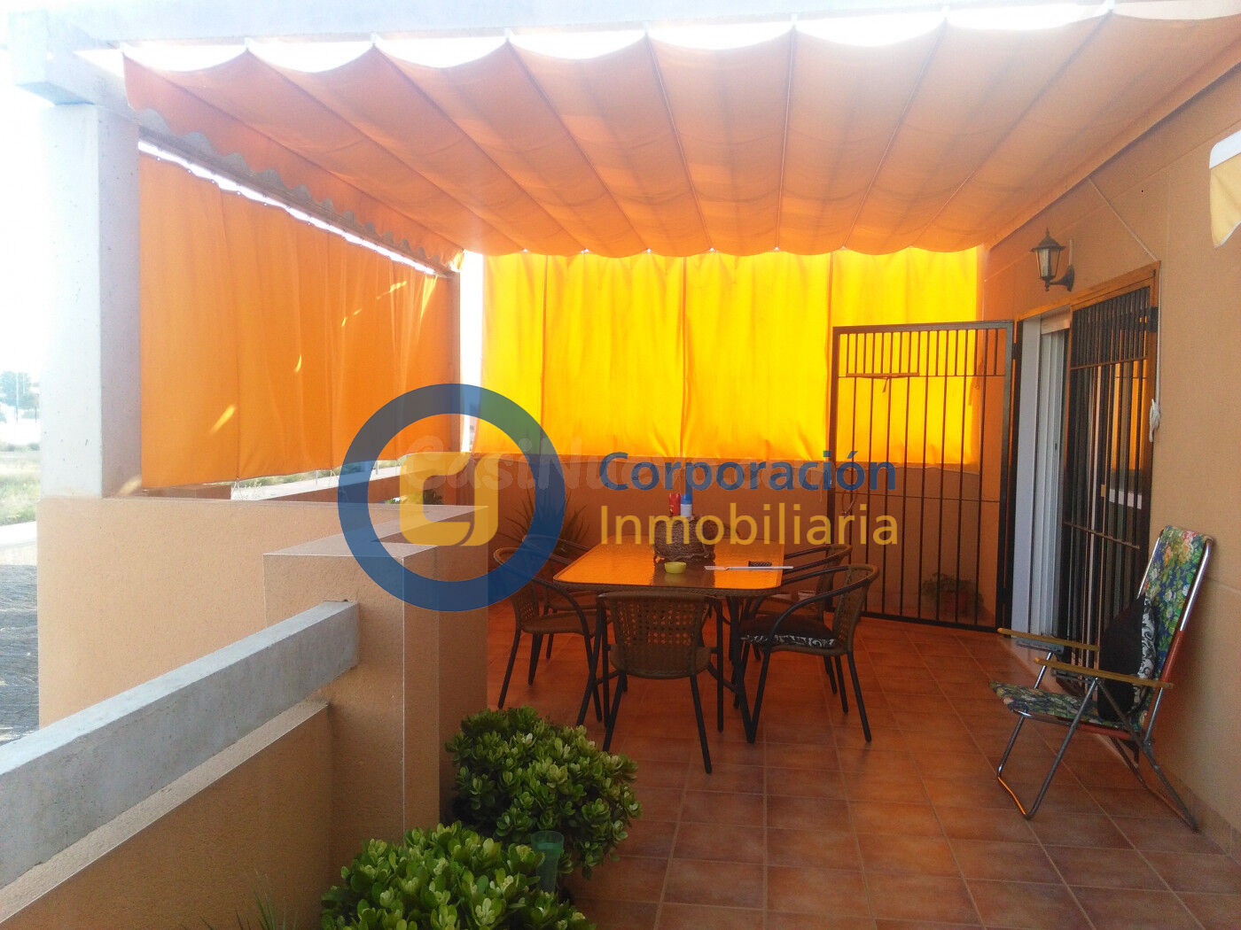 Ático con dos dormitorios, garaje y piscina comunitaria en Torre del Obispo