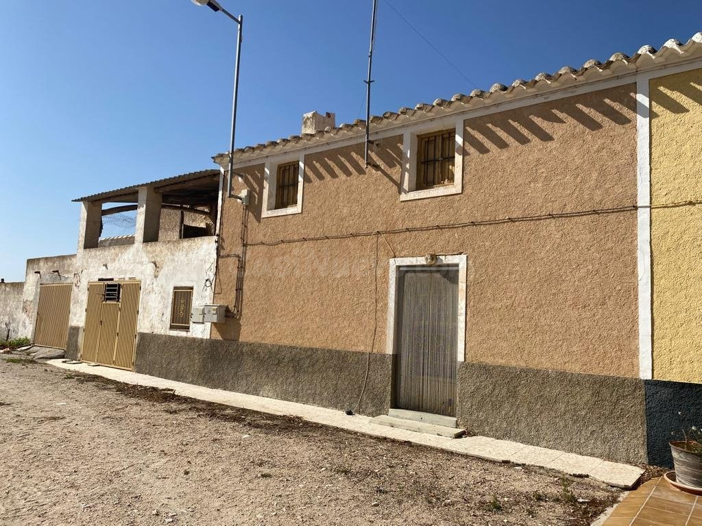 ESTUPENDA FINCA EN FONTANARES CON CASA RUSTICA
