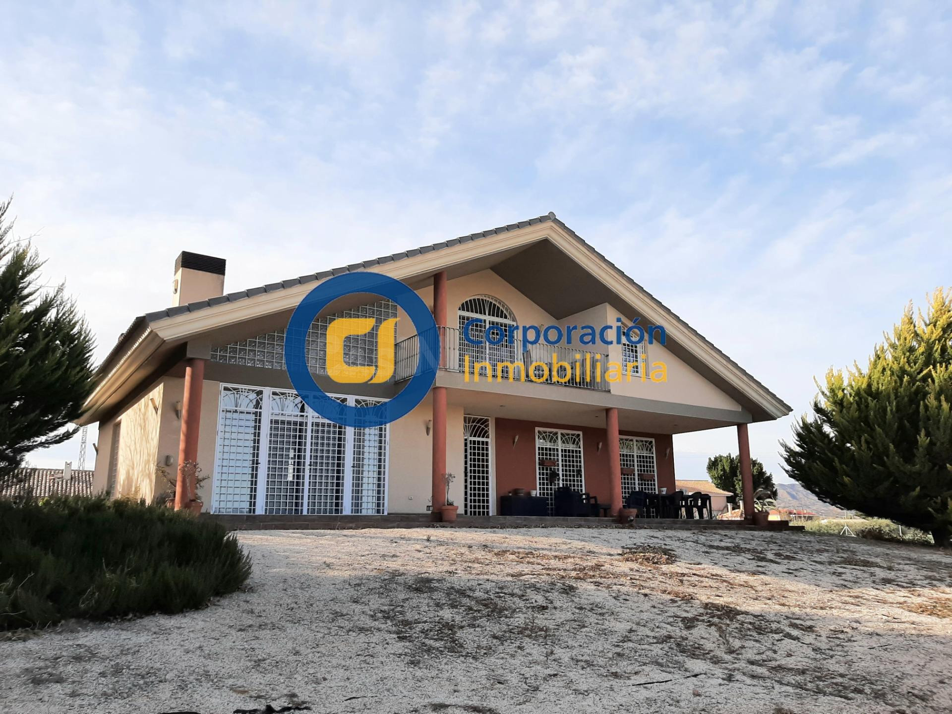 Chalet con tres dormitorios y amplio garaje en sótano en La Pulgara de grandes dimensiones