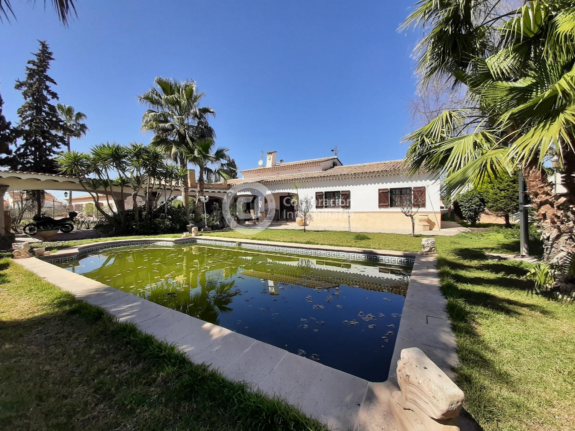 Chalet de grandes dimensiones y Piscina en El Campillo