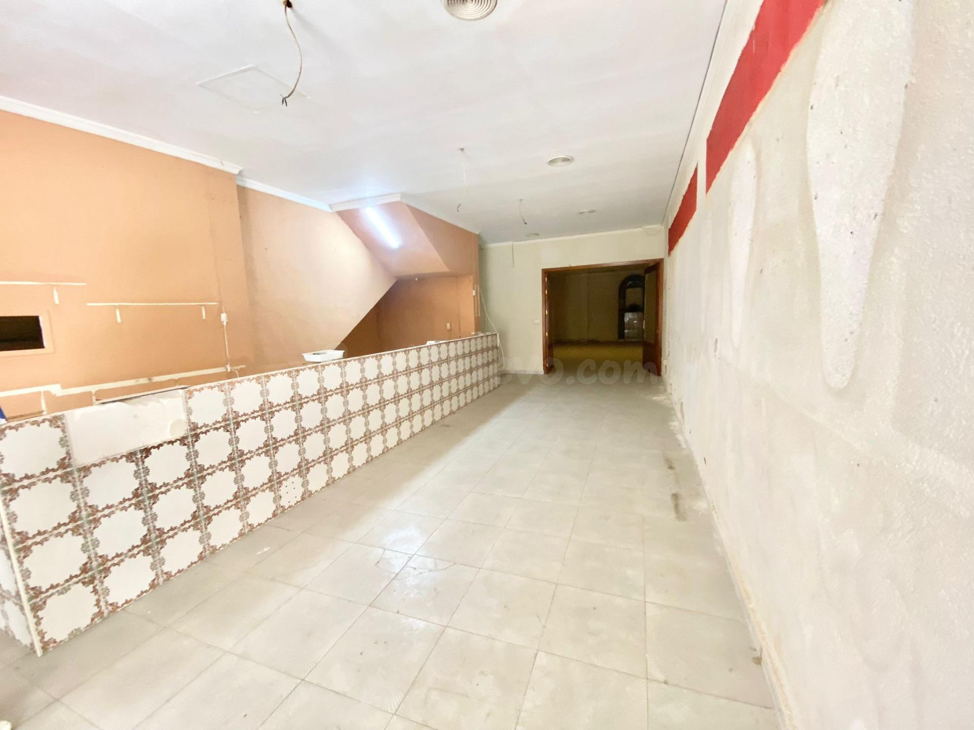 Local comercial de grandes dimensiones en el centro de Lorca