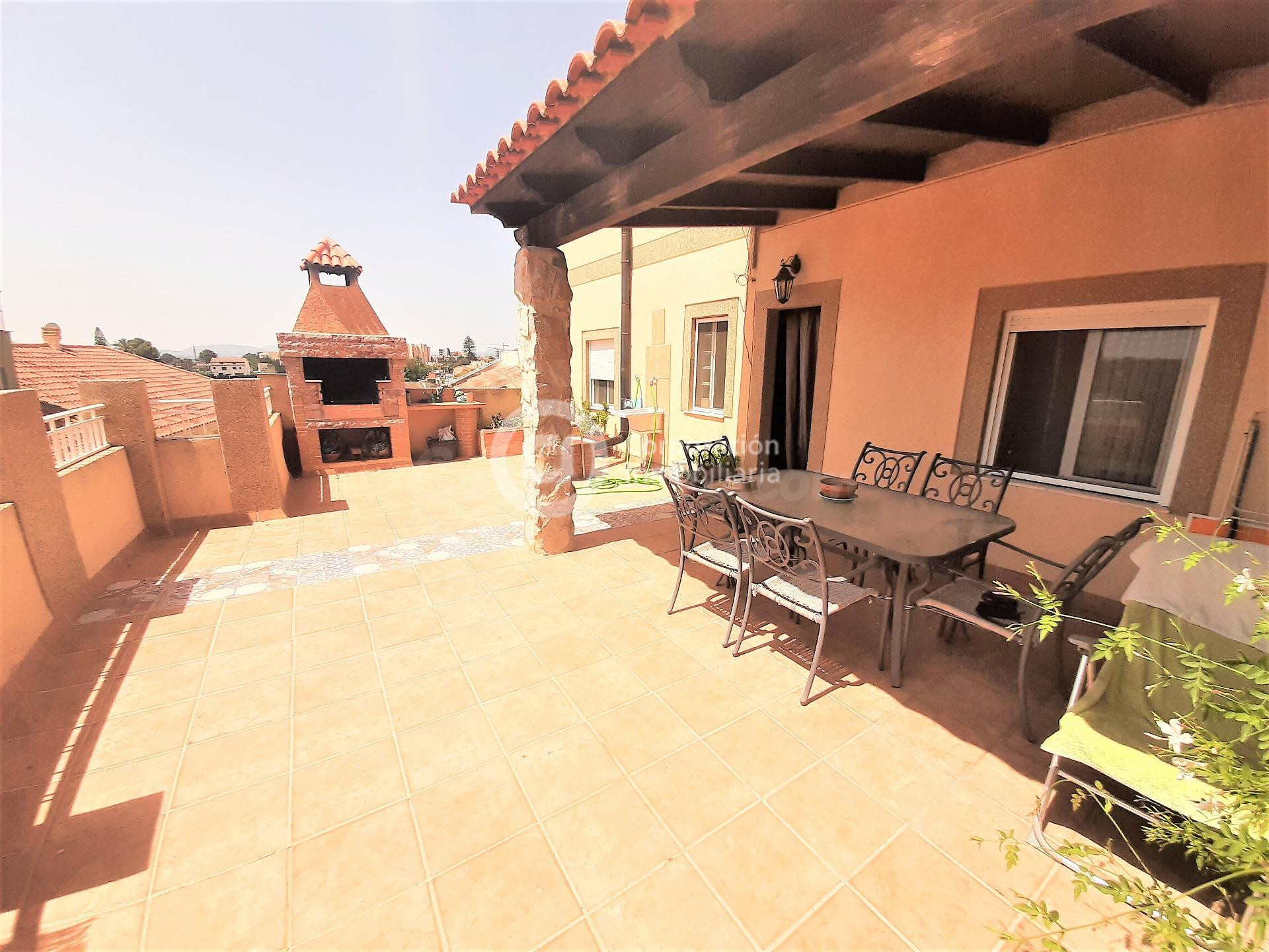 Casa con tres dormitorios y terraza, en Virgen de las Huertas