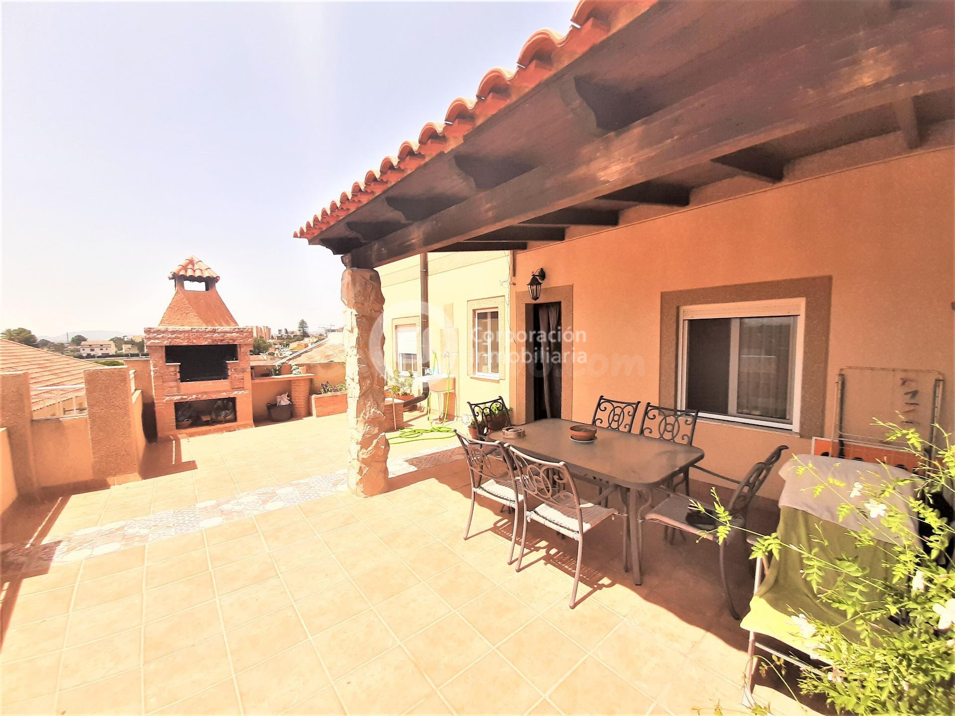 Casa con tres dormitorios y terraza, en Virgen de las Huerta - foto 2