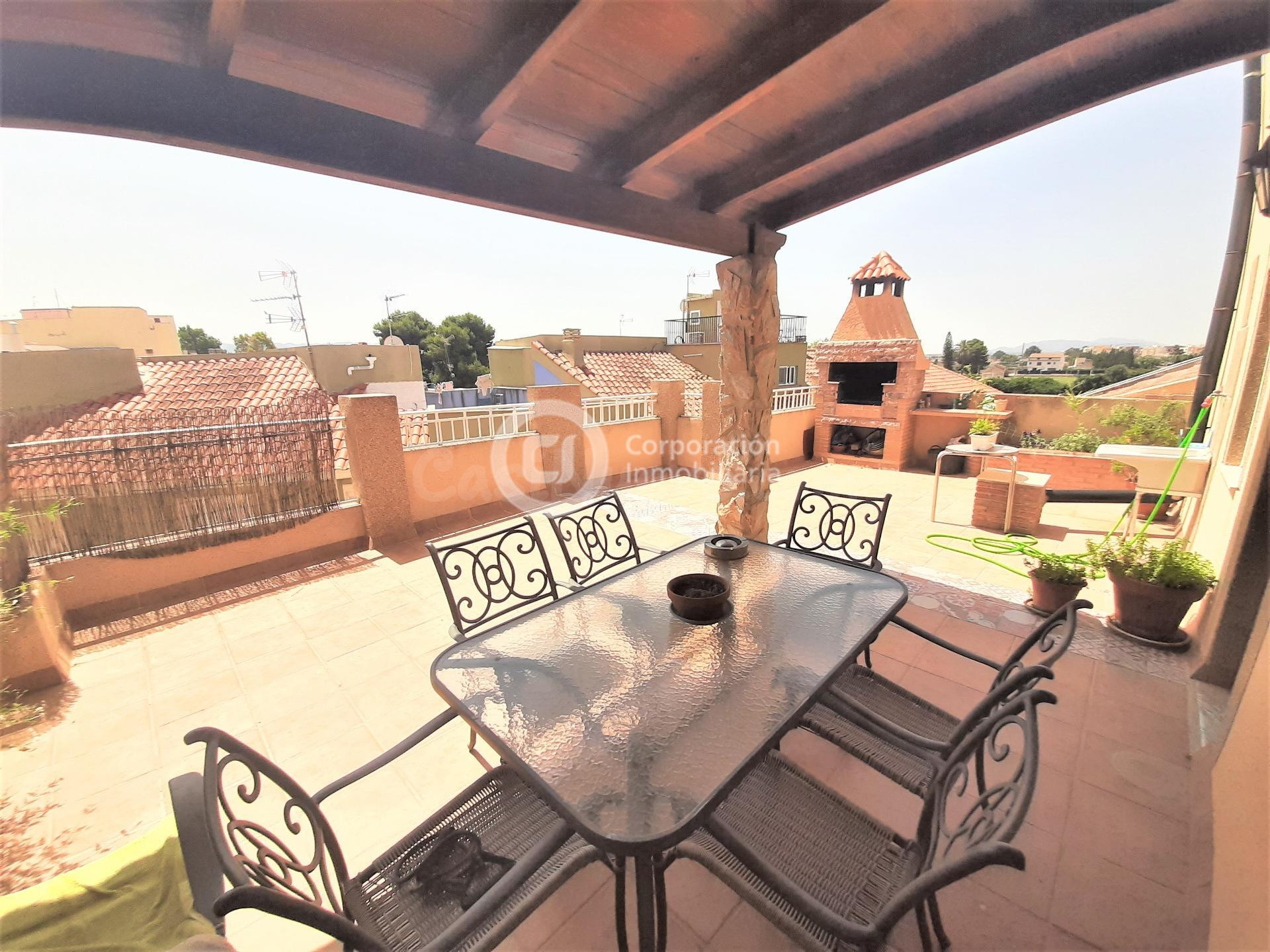 Casa con tres dormitorios y terraza, en Virgen de las Huerta - foto 3