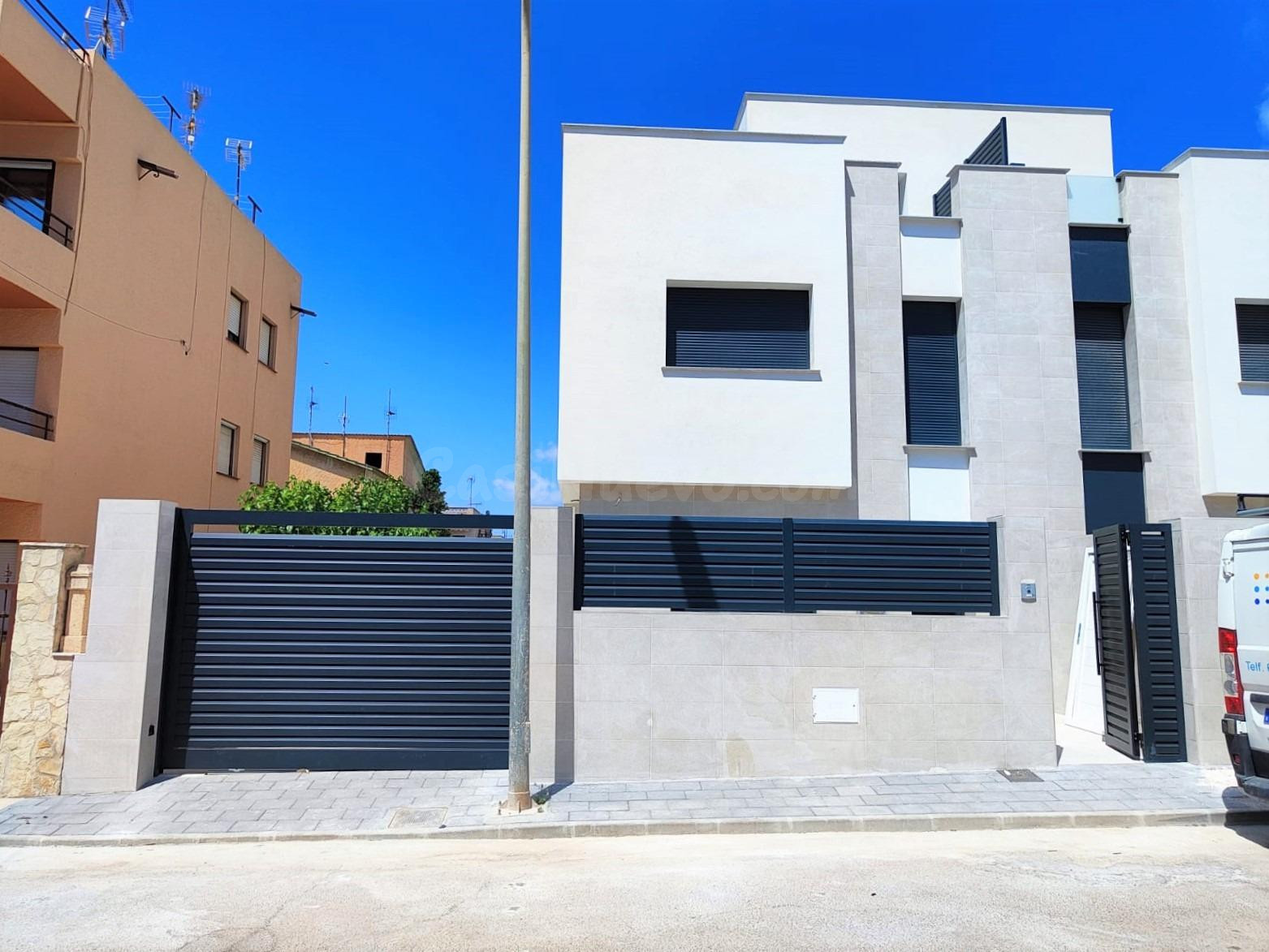 Dúplex de 4 dormitorios, con patio y solárium, en Calabardina