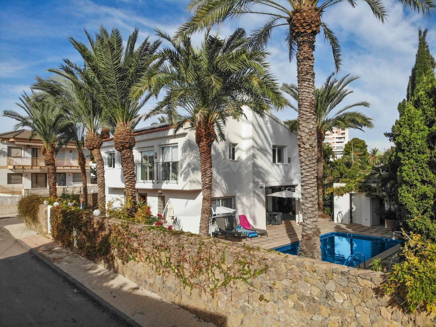 Exclusiva villa con 5 dormitorios y piscina privada en Calarreona
