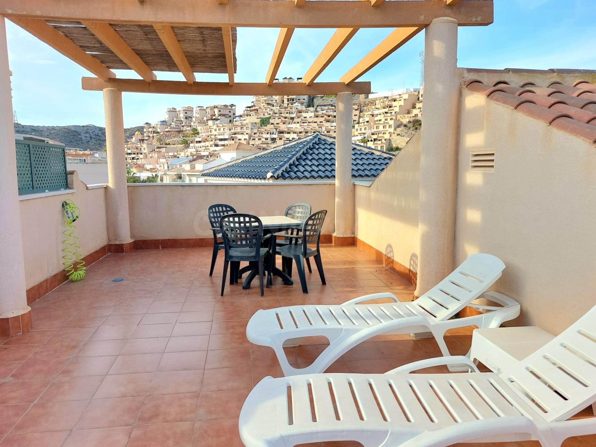 Ático de 2 dormitorios y amplia terraza solárium en Los Collados