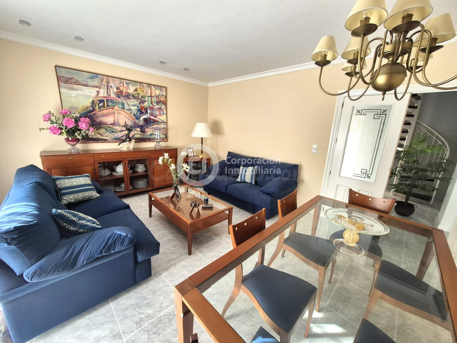 Casa con tres dormitorios y garaje en Barrio de Apolonia de grandes dimensiones
