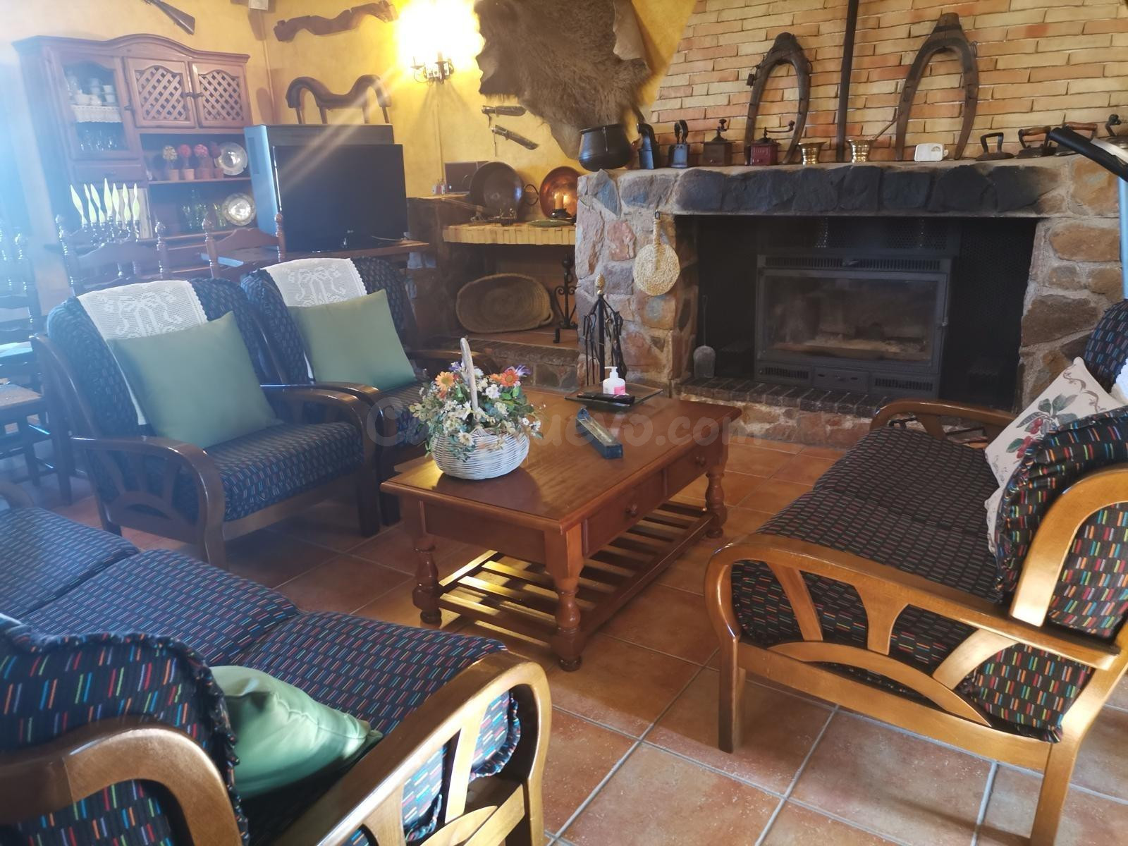 Chalet con cinco dormitorios, garaje y piscina en Purias