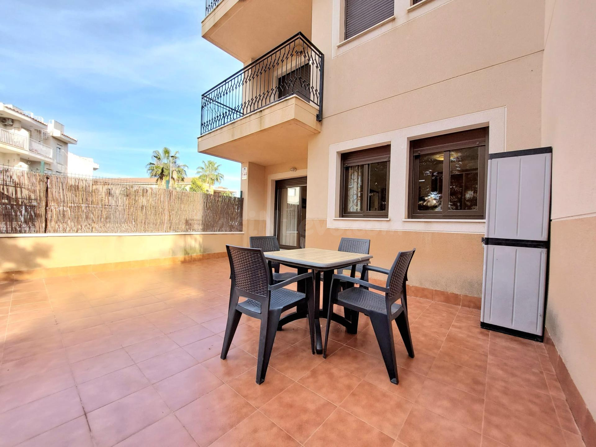 Apartamento en planta baja con terraza y jardín, en Los Collados