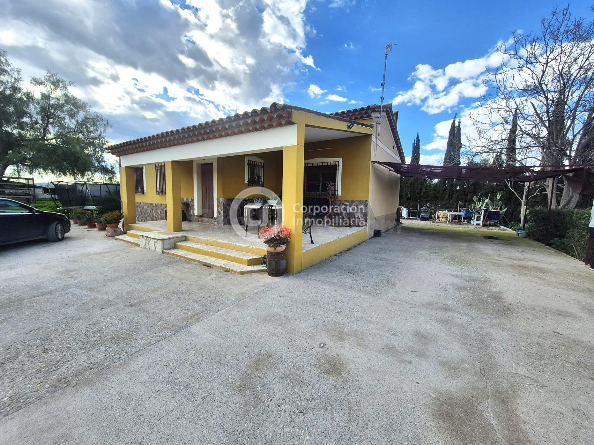 Casa con tres dormitorios con terreno en Campillo, cerca del centro comercial