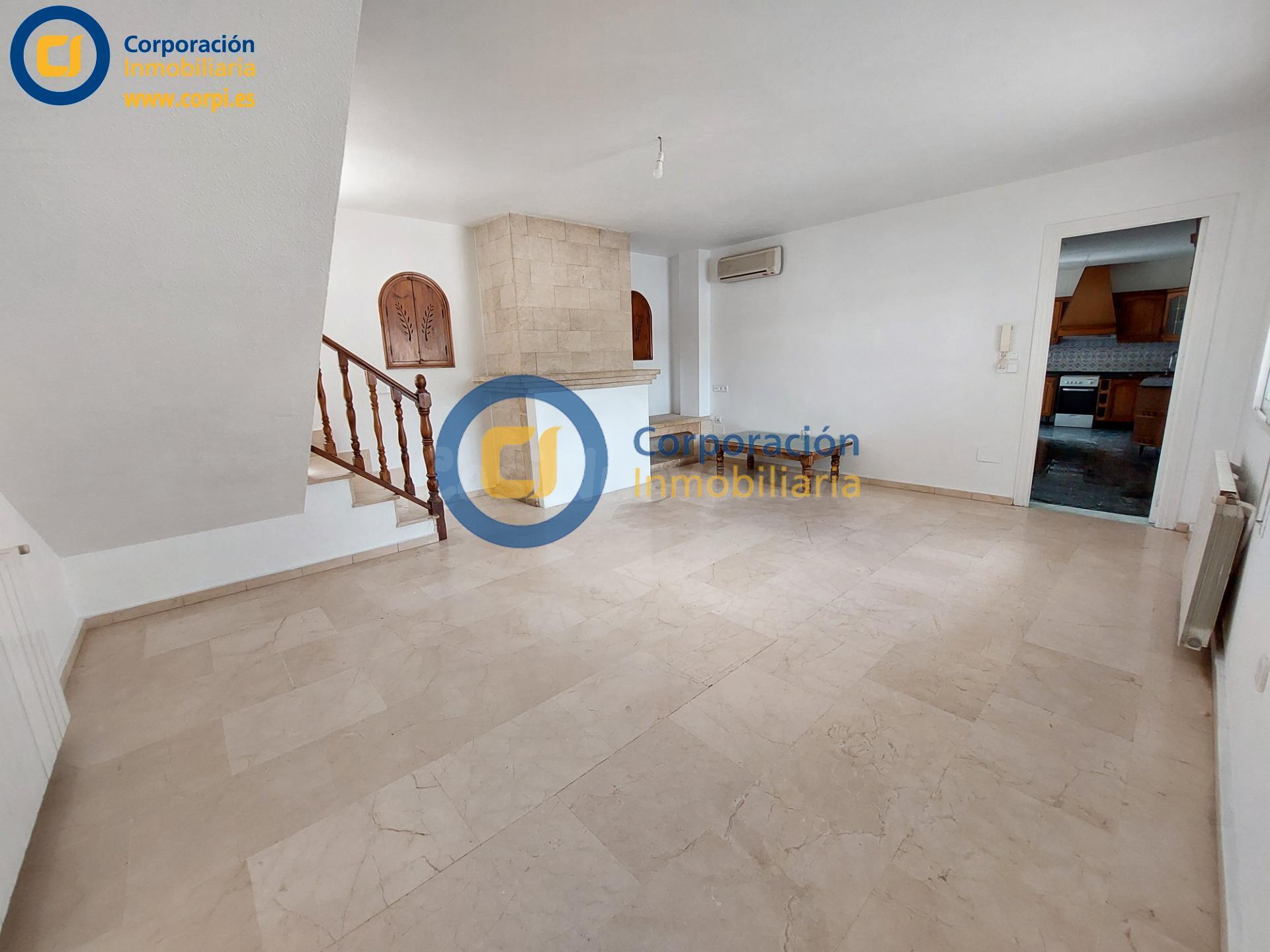 Casa con seis dormitorios y garaje en zona de  Tercia