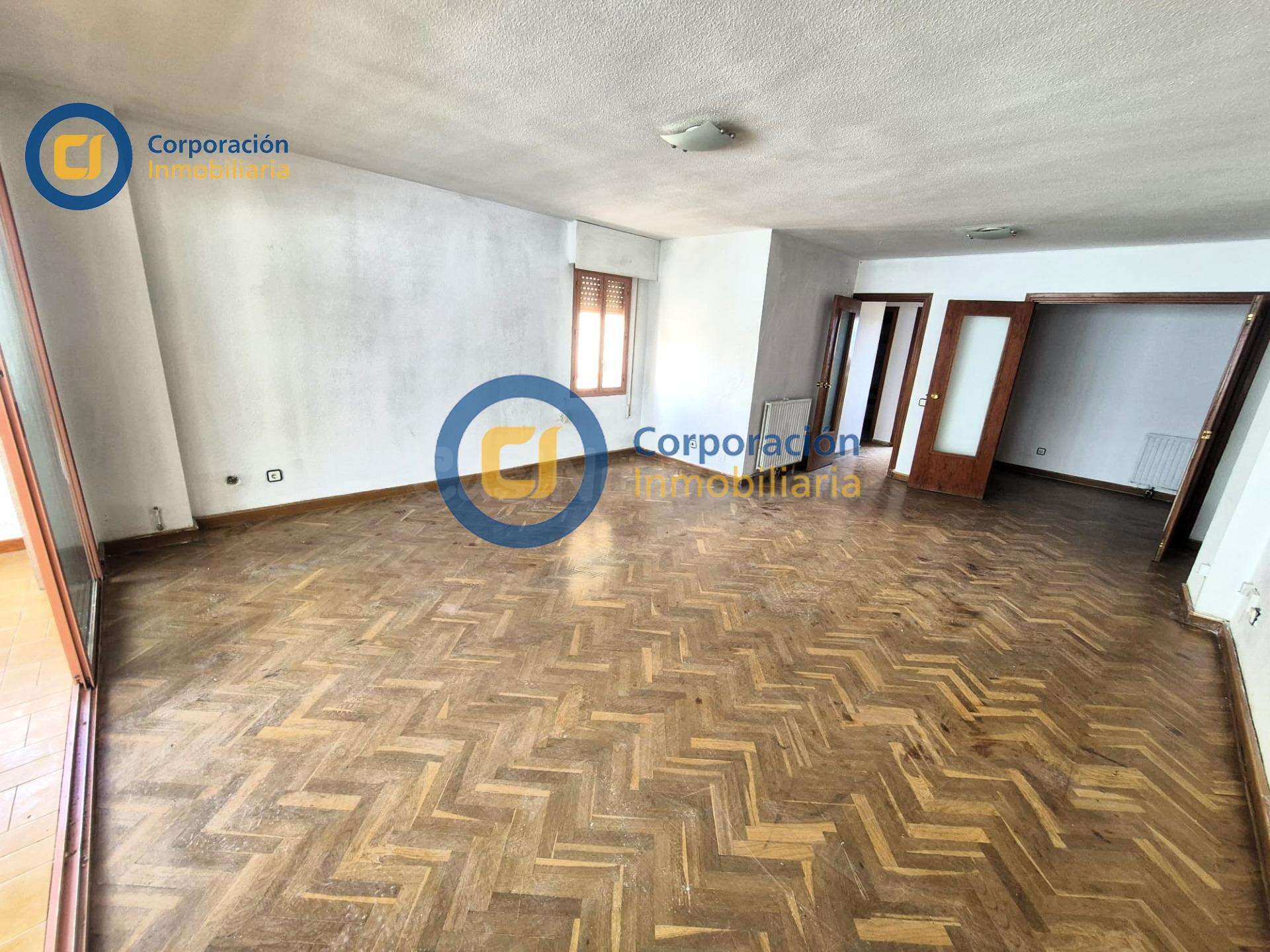Piso con cuatro dormitorios y garaje en Avenida Juan Carlos I de grandes dimensiones