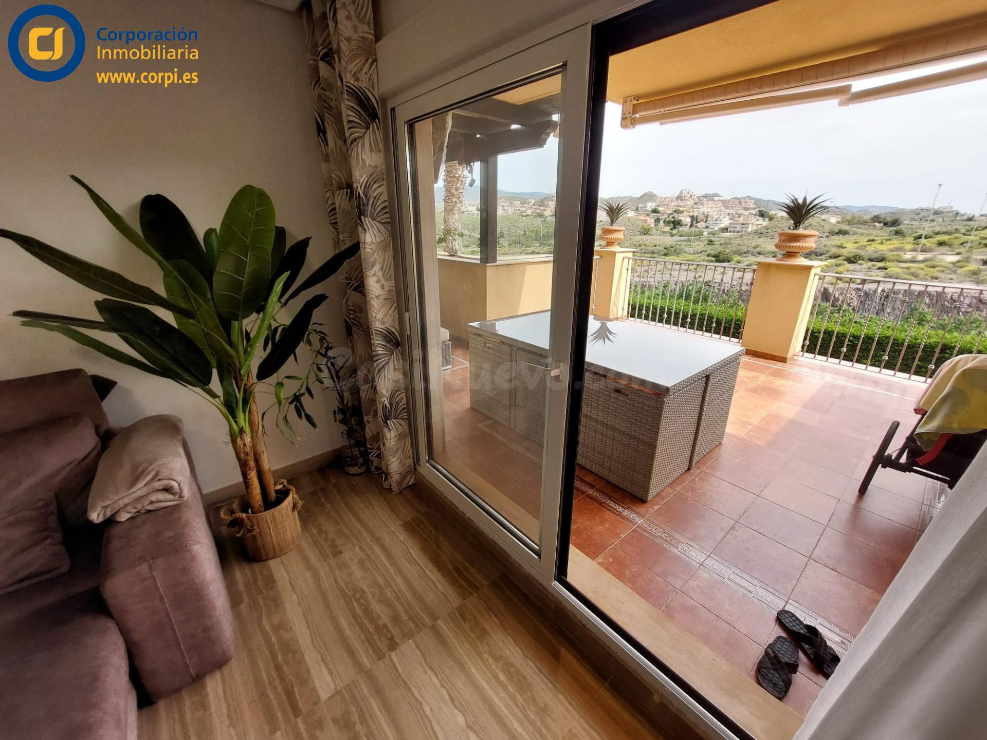 Vivienda con dos dormitorios, garaje, terraza y piscina comunitaria en Águilas zona Isla del Fraile