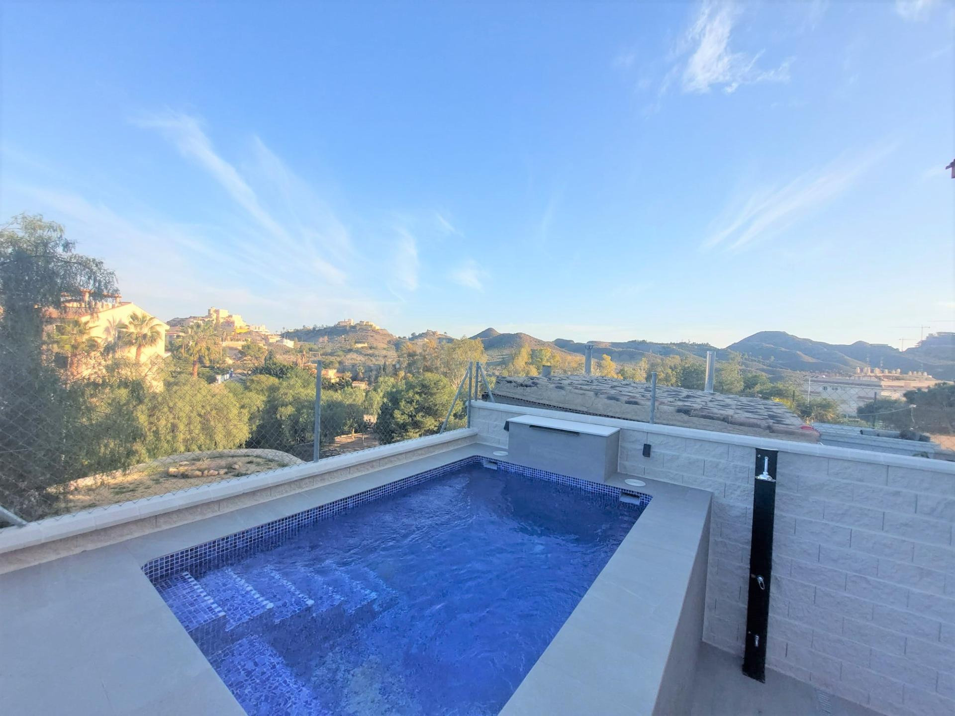 Apartamento en planta baja con piscina privada en Los Collados