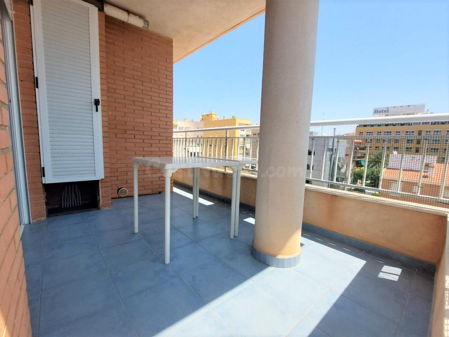 Apartamento de 2 dormitorios con vistas al mar en el Puerto Deportivo Juan Montiel