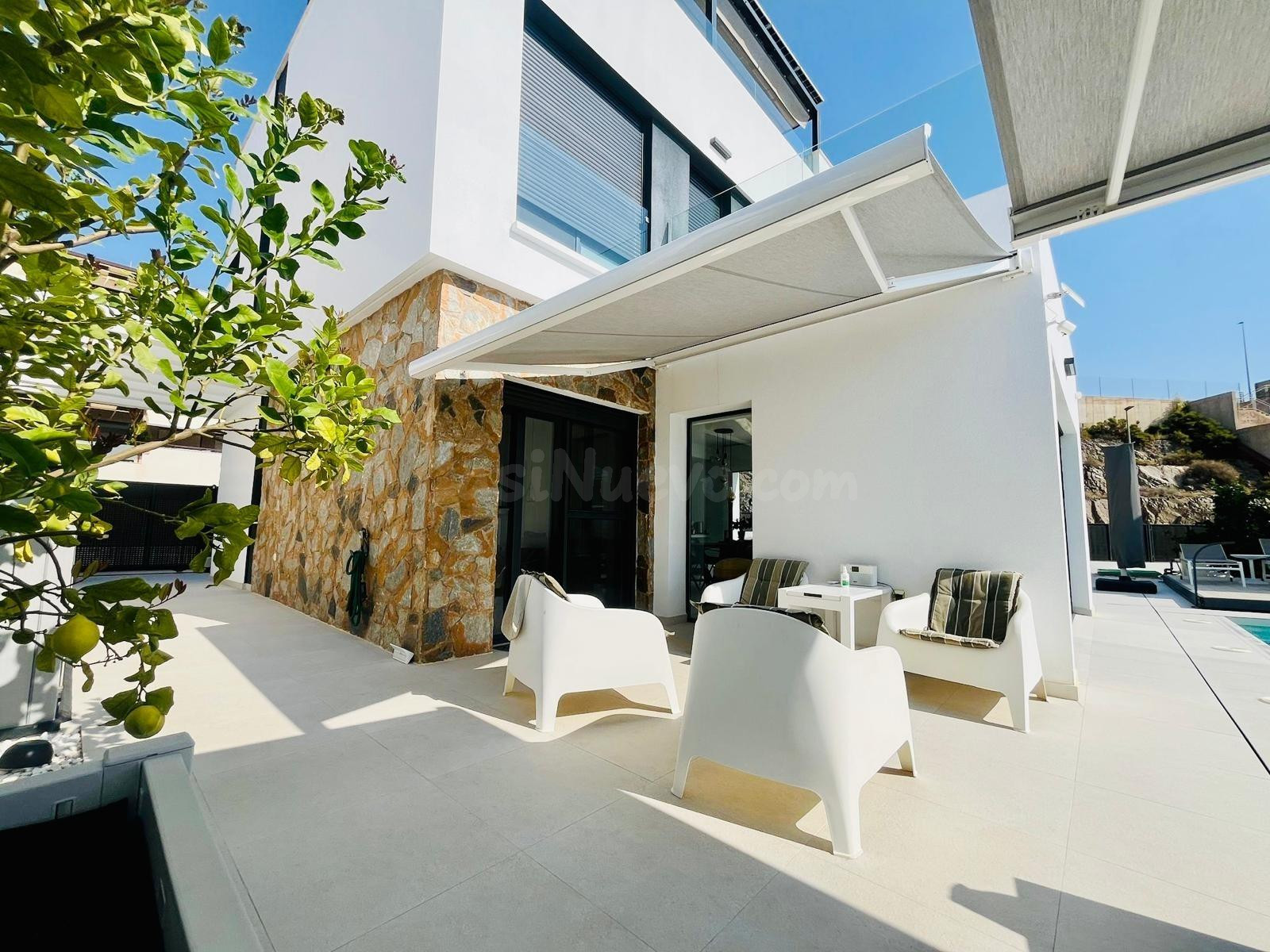 Villa de 4 dormitorios, solárium y piscina privada con vista