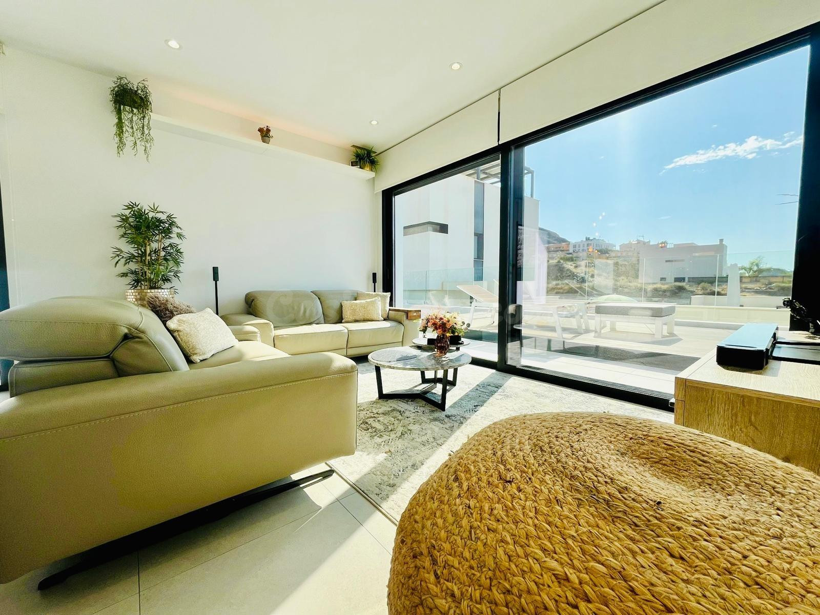 Villa de 4 dormitorios, solárium y piscina privada con vista - foto 2