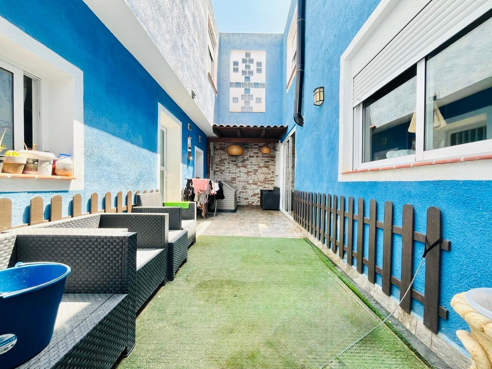 Casa de 5 dormitorios con patio y terraza solarium