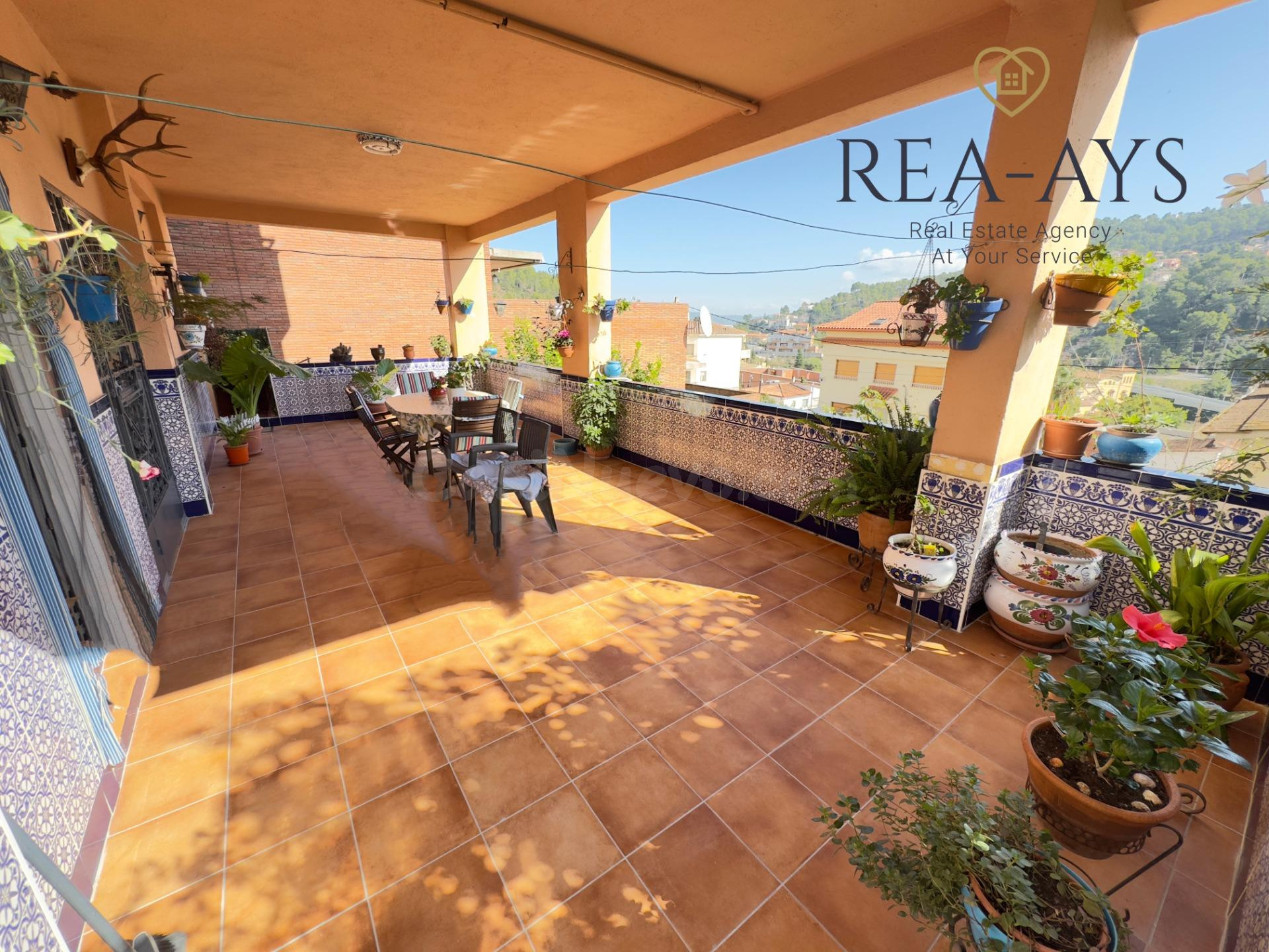 Casa amplia, luminosa y lista para entrar a vivir – Cerca de