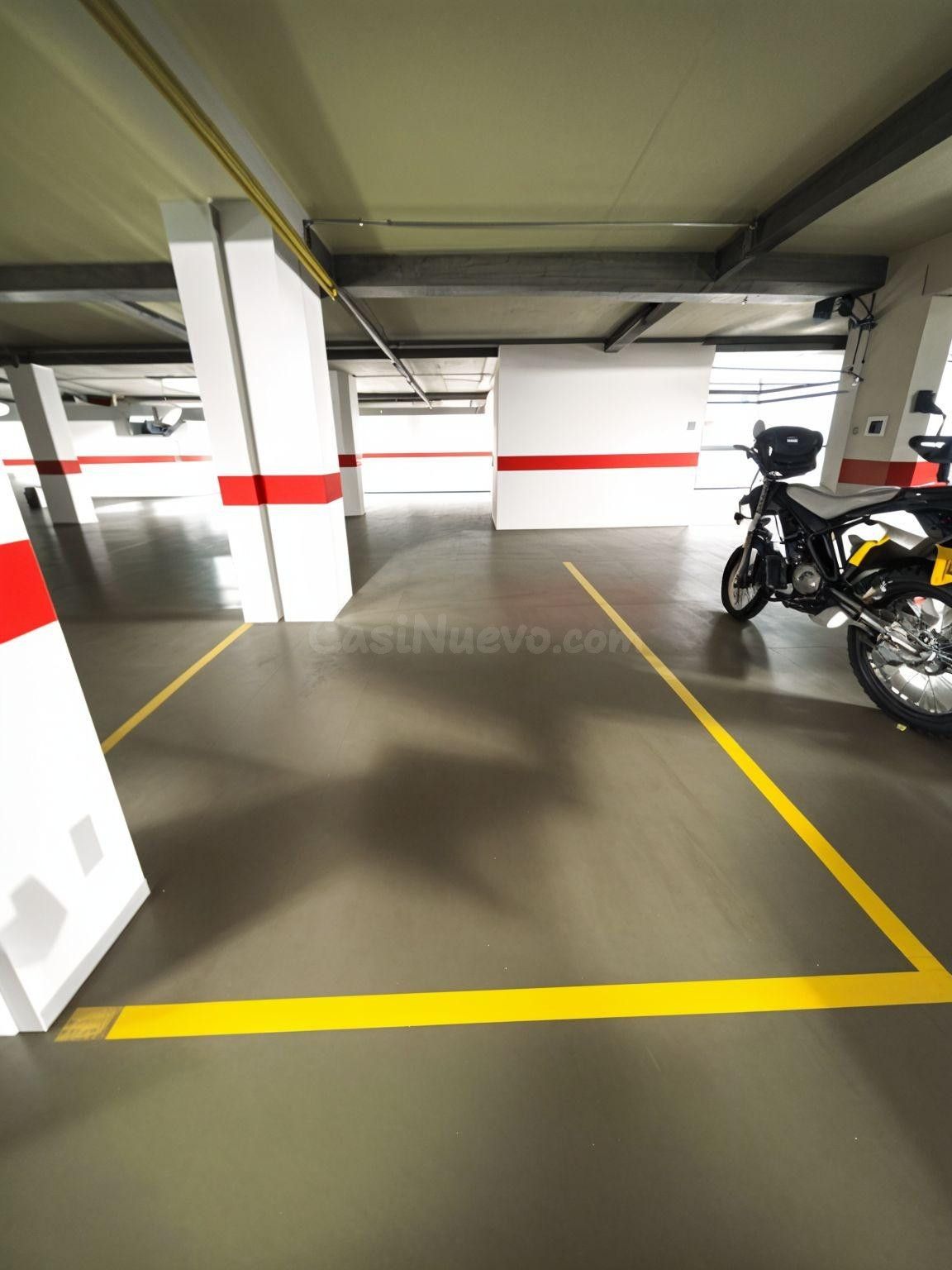 ¡Gran oportunidad! Plaza de garaje amplia para coche y moto 