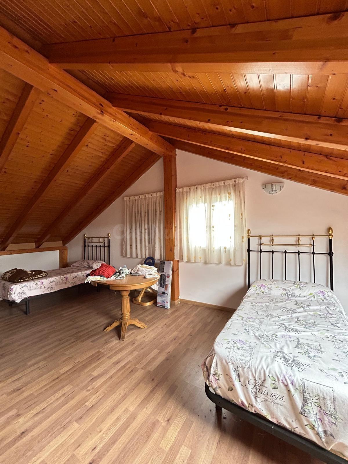 CASA INDEPENDIENTE con 1000 m2 de terreno y dormitorio en planta baja