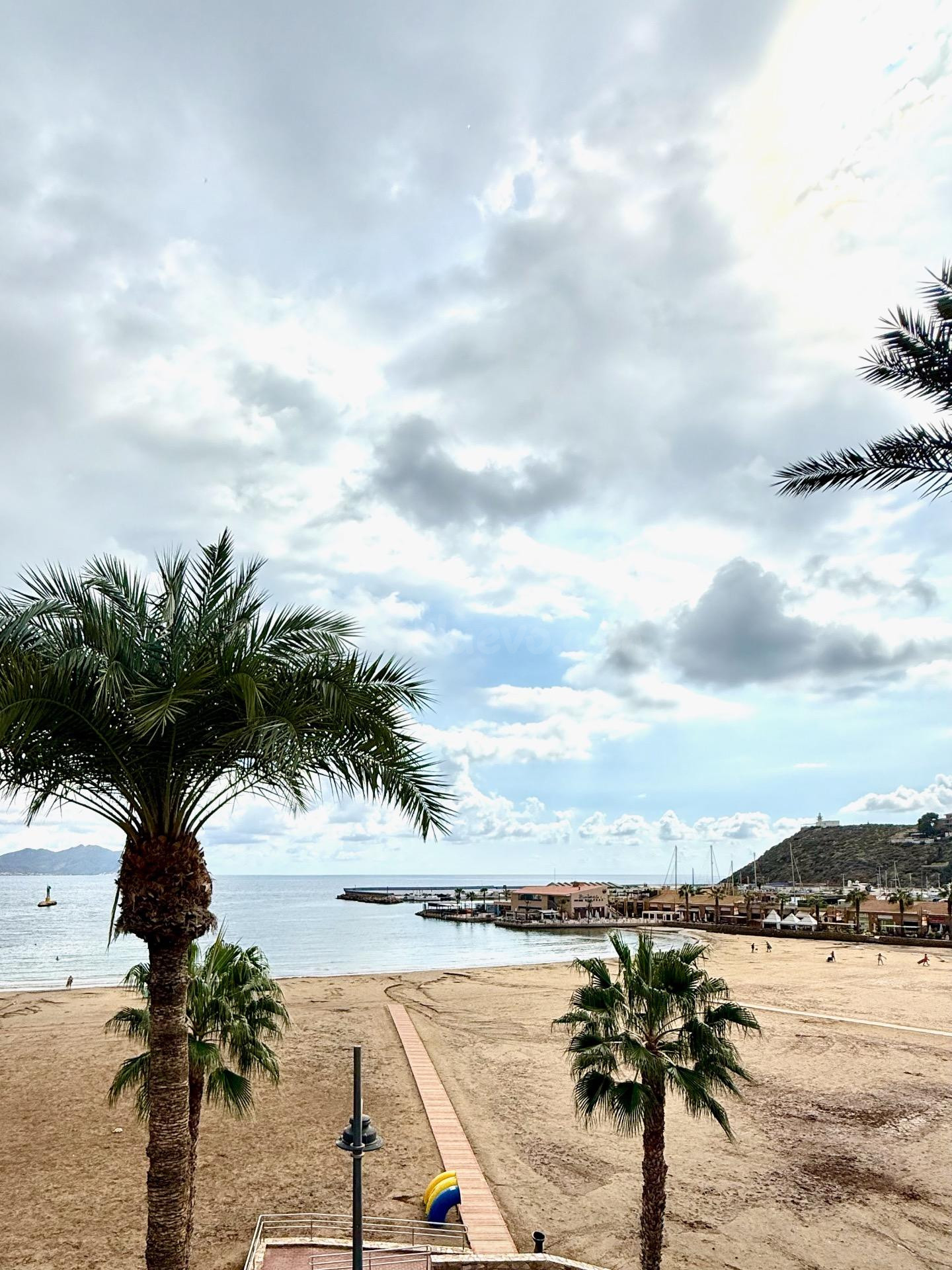 Amplio piso en primera línea con vistas espectaculares al Paseo de Puerto de Mazarrón