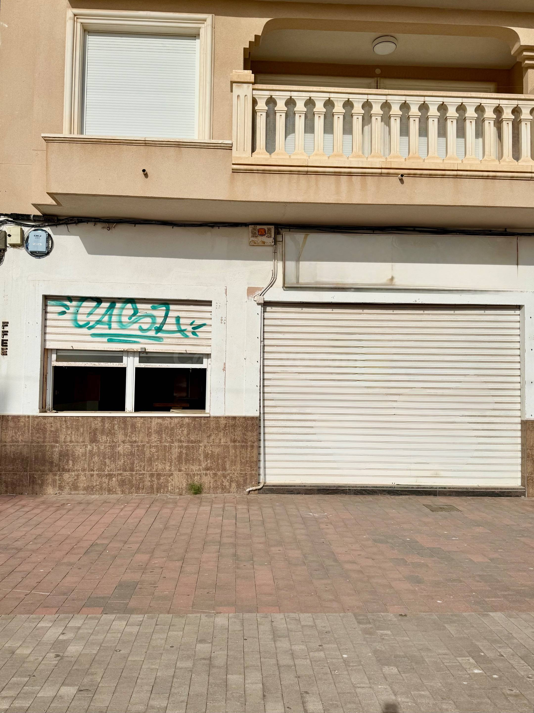 Local Comercial en Primera Línea del Paseo de Puerto de Mazarrón - Amplias Posibilidades