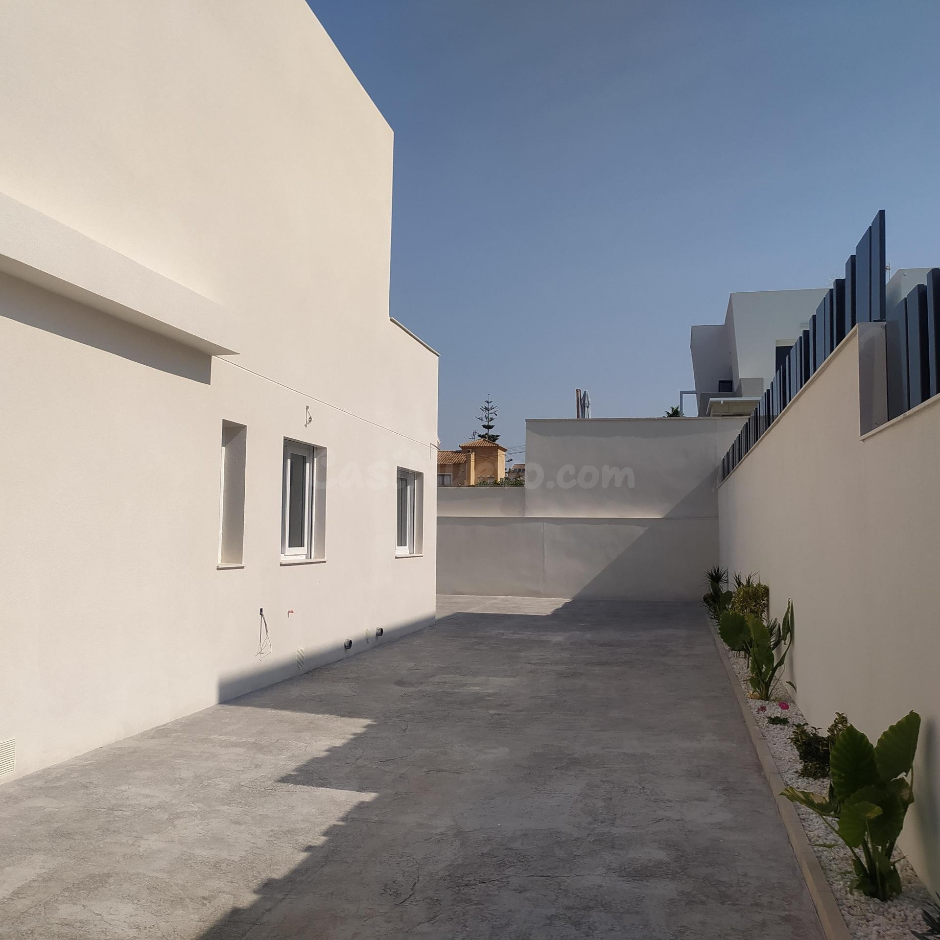 🌴 Espectacular chalet independiente con piscina privada en zona residencial de Torrevieja