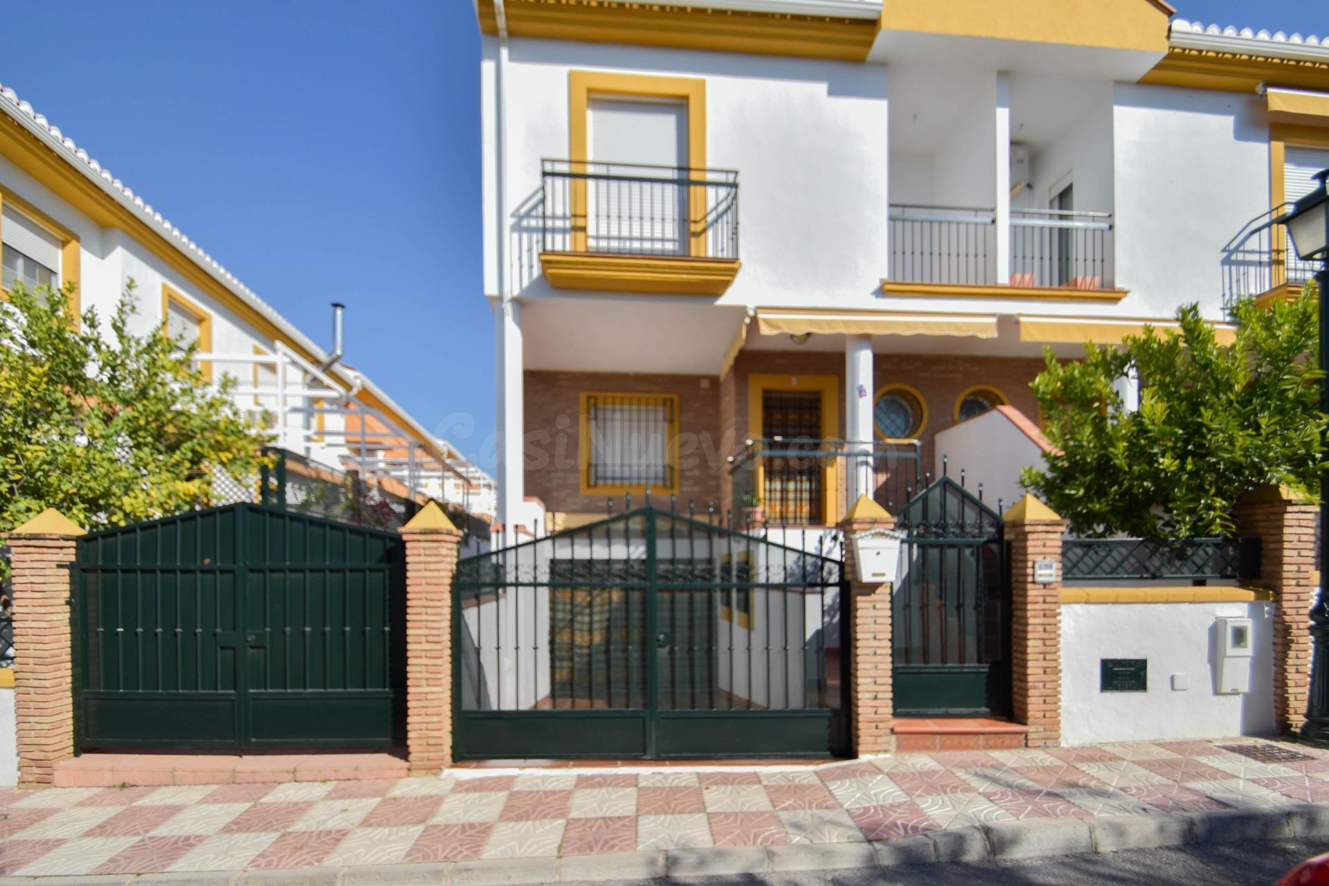 SE VENDE MAGNÍFICA CASA EN CÁJAR, UBICADA EN EXCLUSIVA URBANIZACIÓN CERRADA