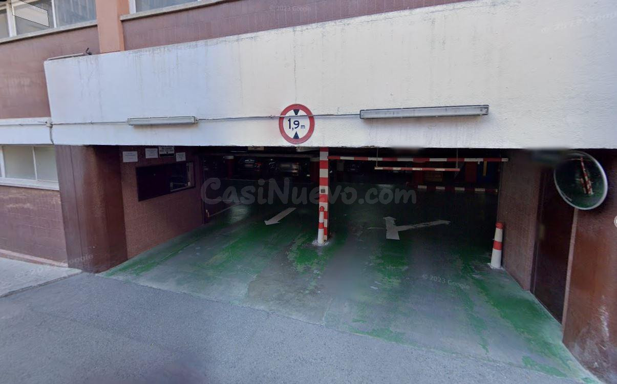 ¡Plaza de garaje en venta en Psje Campos Elíseos, Barcelona!