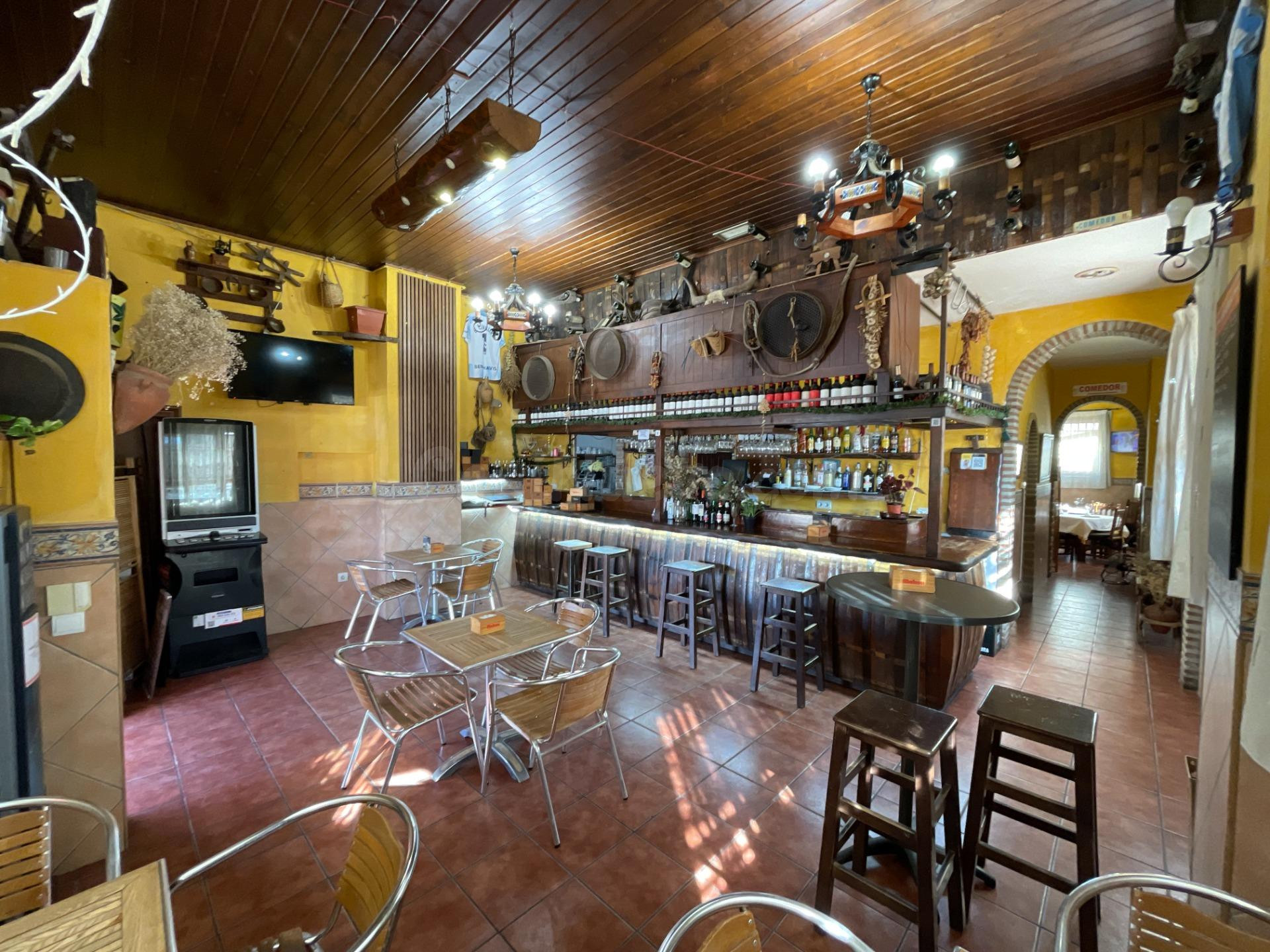 LOCAL CON RESTAURANTE FUNCIONANDO OPORTUNIDAD
