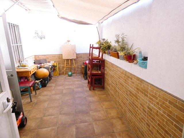 Piso bajo de 3 dormitorios y 2 baños reformado y ampliado.