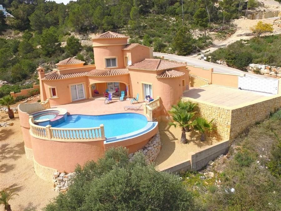 Villa de lujo con una gran piscina.