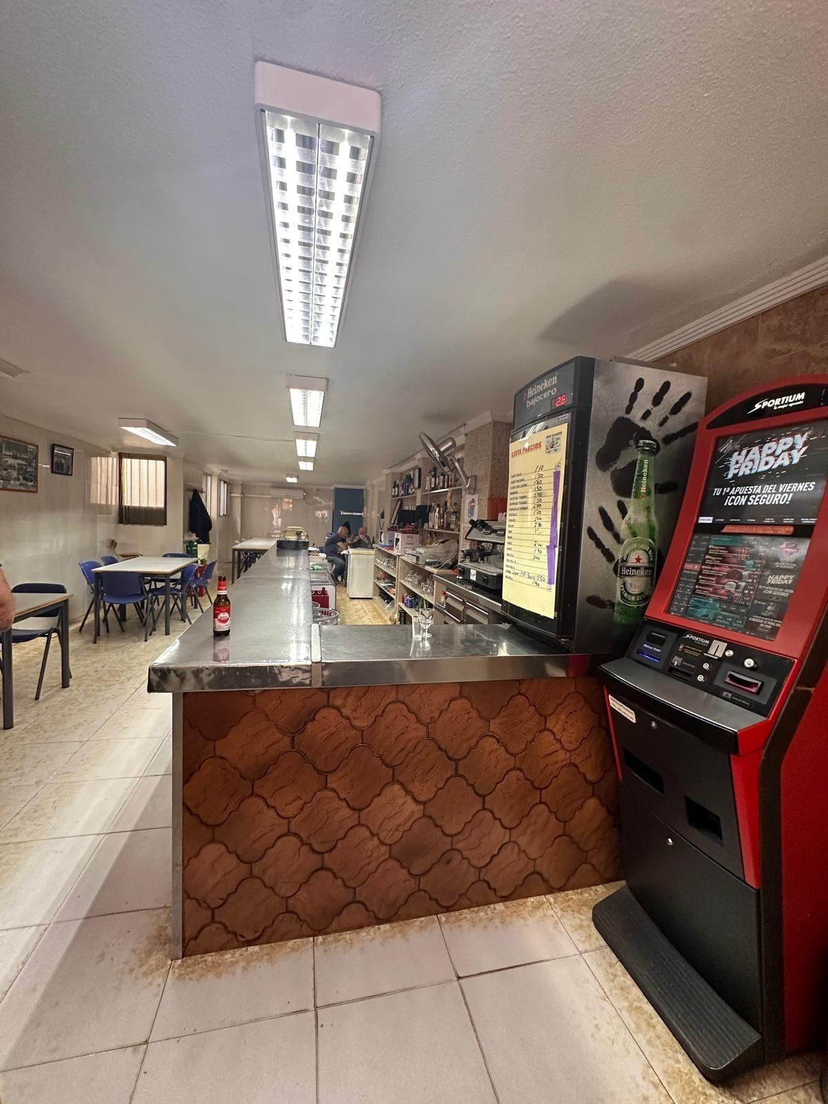 ¡Gran Oportunidad de Inversión! Bar en Venta en Tavernes de la Valldigna