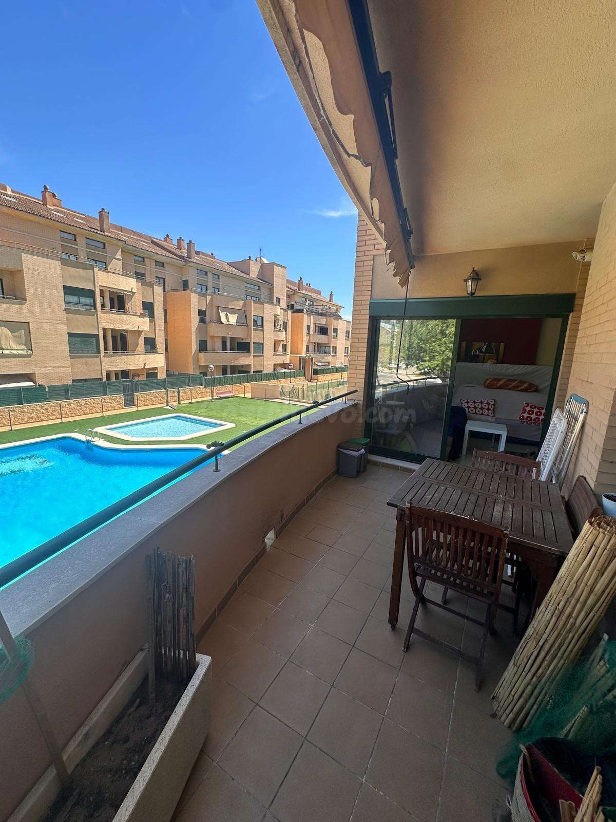 Piso en venta en La Puebla de Vallbona + 2 plazas de garaje incluidas