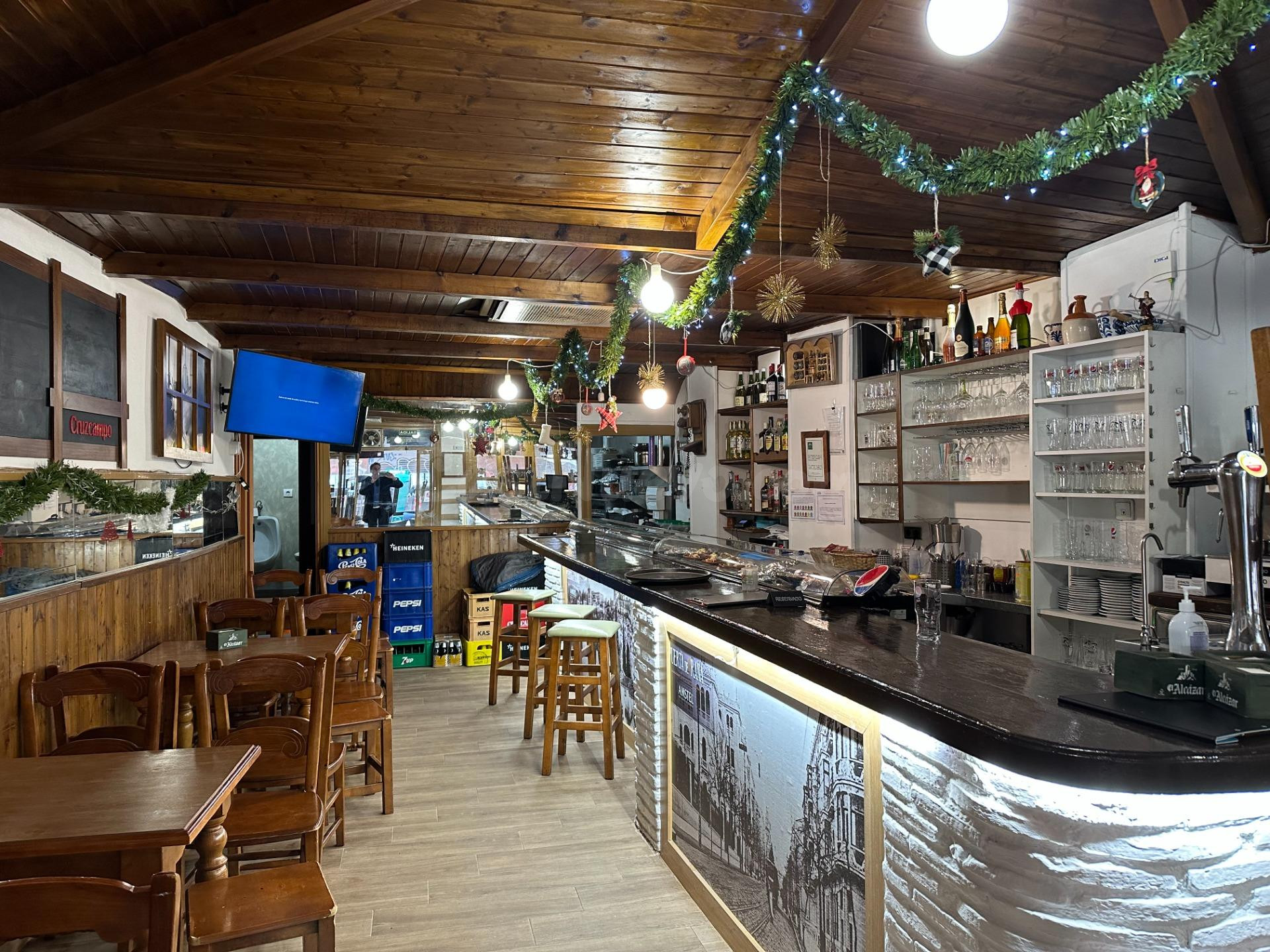 SE VENDE BAR - RESTAURANTE  EN PLENA ACTIVIDAD COMERCIAL EN EL CENTRO DE GRANADA