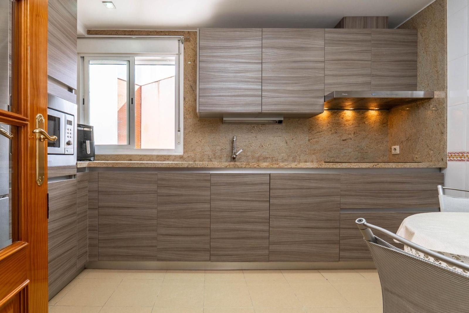 VIVIENDA DE 3 DORMITORIOS EN VENTA  EN AV COMPOSITOR LUIS DE NARVAEZ CON PLAZA DE GARAGE INCLUIDA