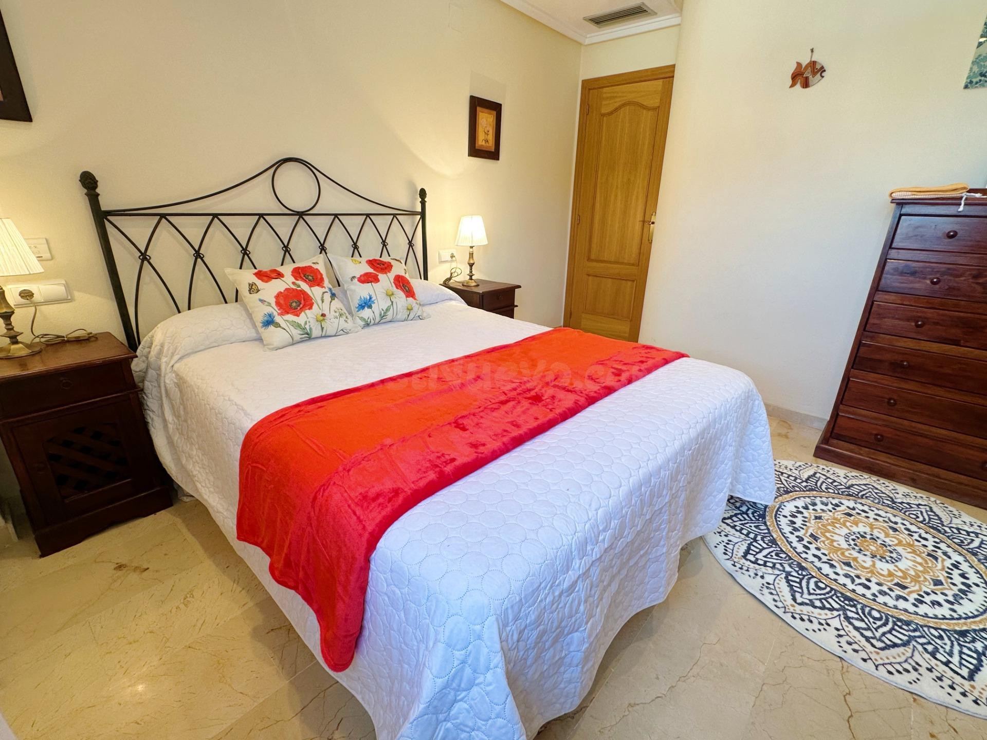 EXCLUSIVO APARTAMENTO EN PRIMERA LÍNEA DEL CAMPO DE GOLF DE ALICANTE