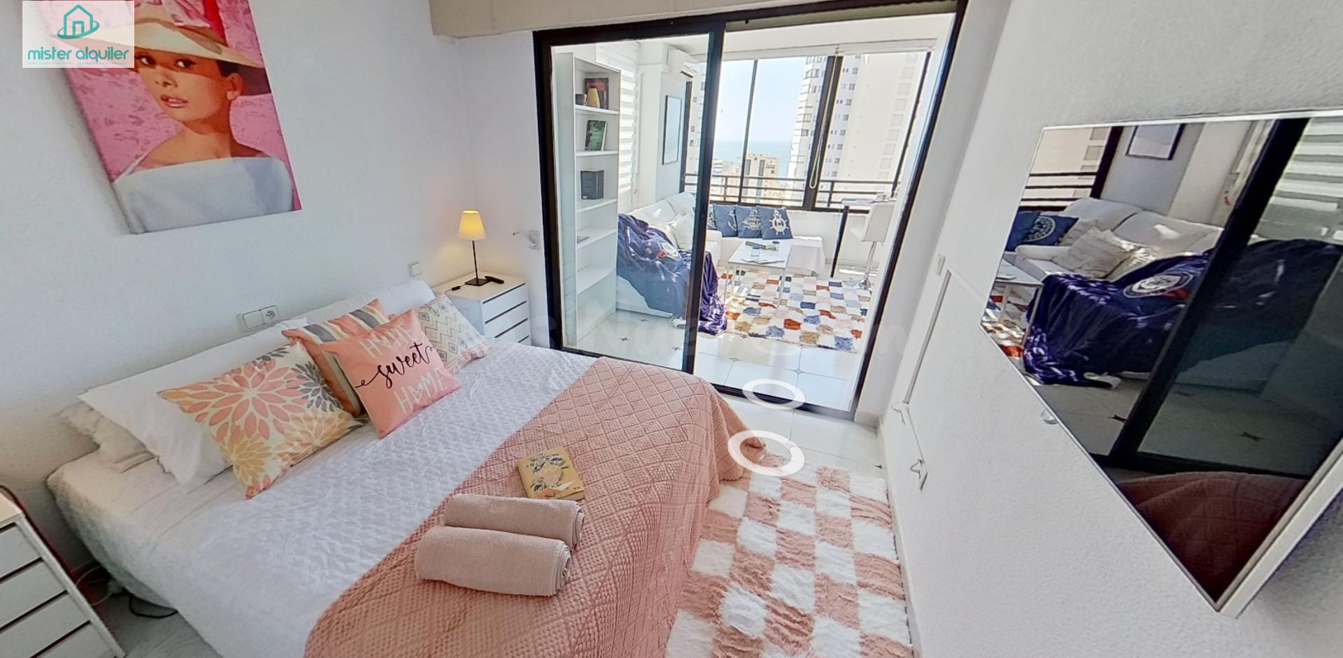 VISTAS DE ENSUEÑO DESDE LA PLANTA 22: APARTAMENTO DE DISEÑO EN EL CORAZÓN DE BENIDORM