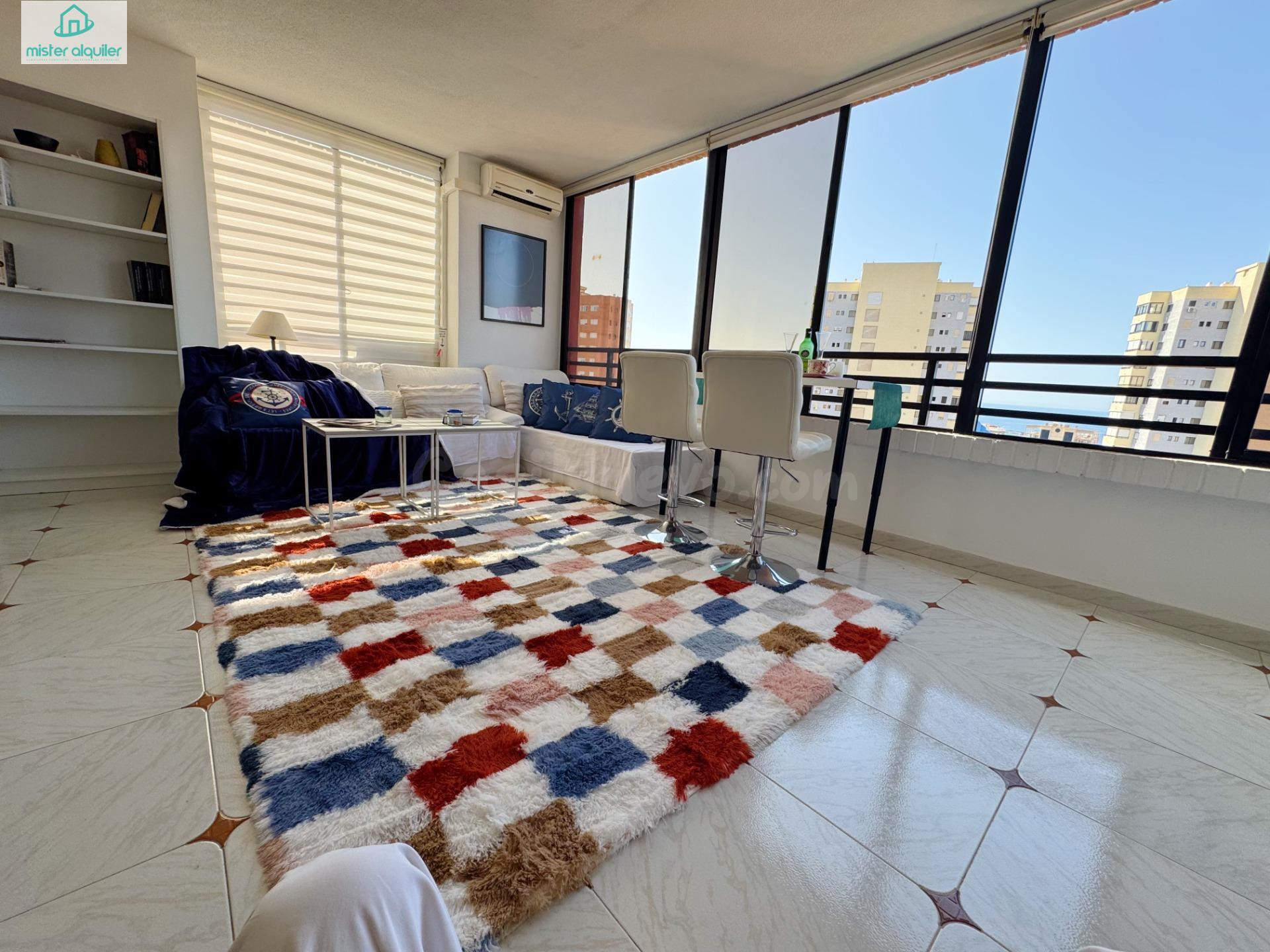EXCLUSIVO APARTAMENTO EN PLANTA 22 CON VISTAS PANORÁMICAS AL MAR EN EL CORAZÓN DE BENIDORM